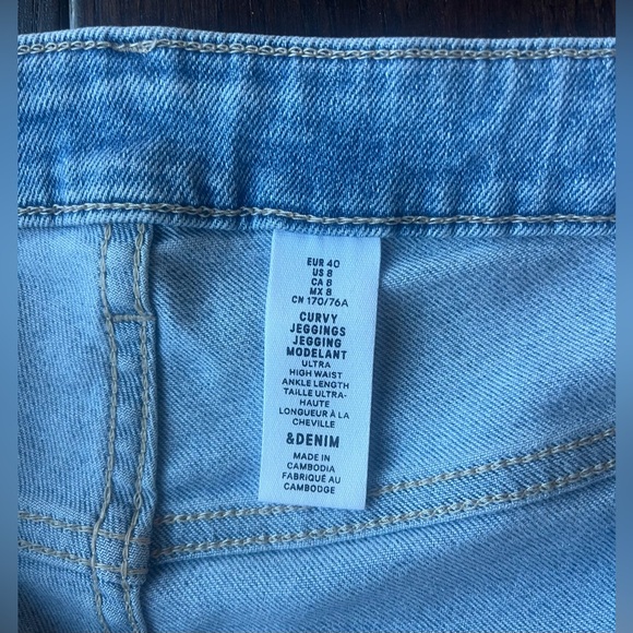 H&M Ultra High Rise Ankle Stretch Distressed - Picture 9 of 10